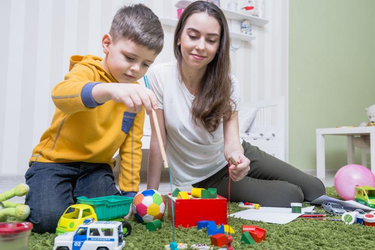 madre e hijo haciendo actividades para niños en casa