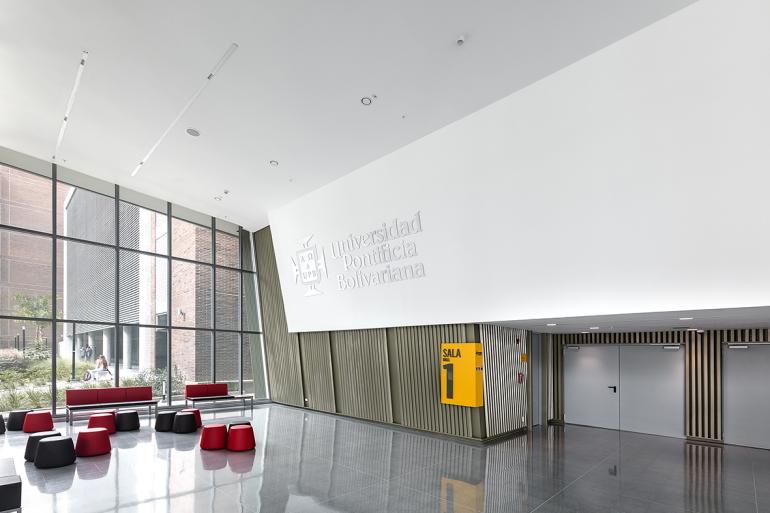 el aislamiento acústico en la construcción permite hacer eventos con alta energía sonora junto a aulas de clase.