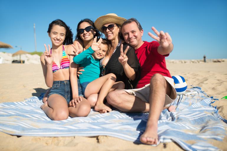 fFamilia disfrutando en la playa por aplicar tips para cuidar la casa en vacaciones