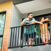 famila en el balcón hablando sobre cómo mejorar la convivencia en propiedad horizontal con sus vecinos