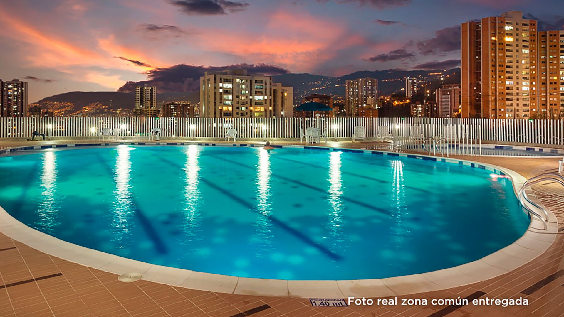 Monteazul-apartamentos-coninsa-piscina-noche