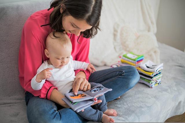 mamá leyendo un cuento a su bebé 