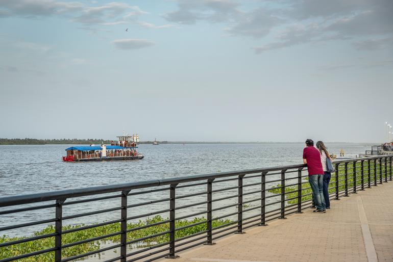 Pareja paseando durante el Carnaval de Barranquilla