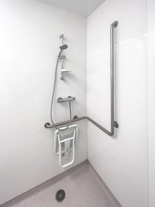baño modificado en una vivienda adaptada para personas con movilidad reducida.