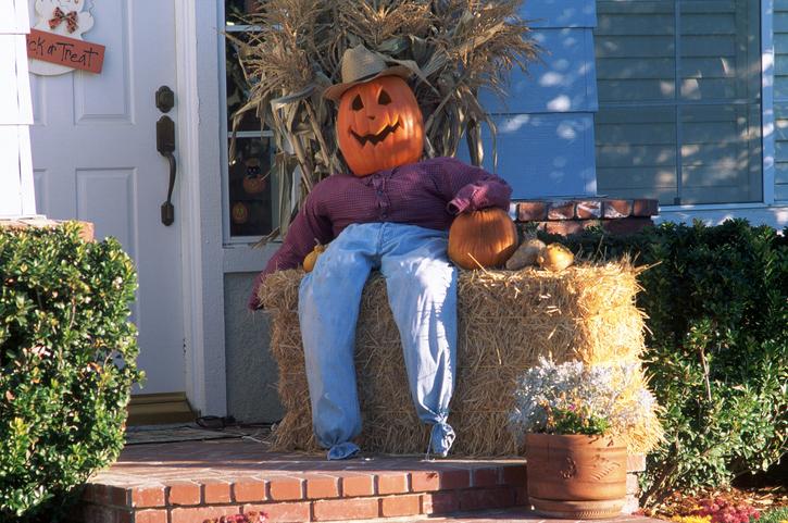 Los espantapájaros son elementos decorativos muy usados en Halloween para recrear una atmósfera de misterio y espanto.
