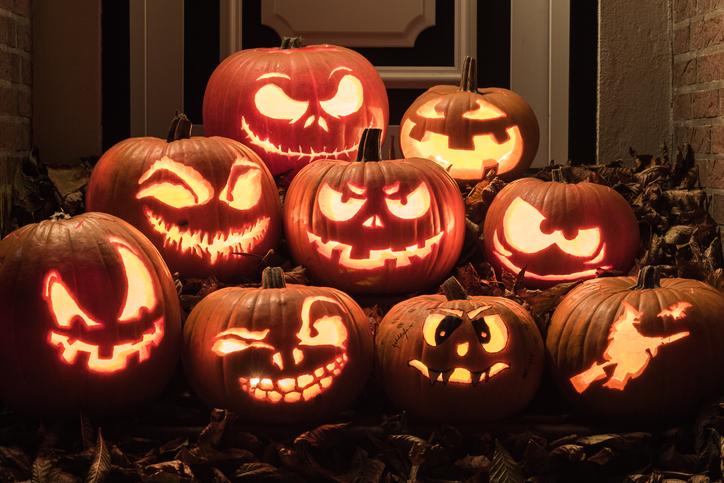 Las calabazas talladas para crear lámparas en Halloween son conocidas como "jack-o'-lanterns".