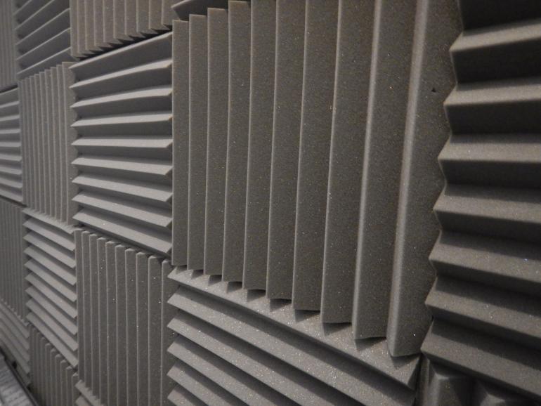 Instalando espuma acústica una de las soluciones para el ruido en viviendas de alquiler.