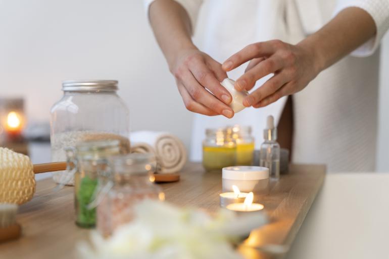 Ritual para fin de año con aceites esenciales, plantas y vela.