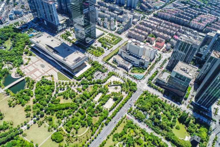 vista aérea de conjuntos residenciales con espacios verdes de parques y jardines.