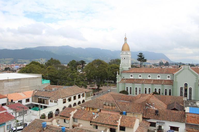 Vista lateral de la iglesia y el parque de Cajicá, uno de los municipios cercanos a Bogotá.