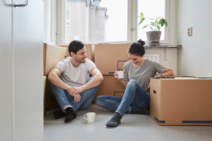 Pareja contemplando las ventajas de vivir en un sector comercial y residencial. 