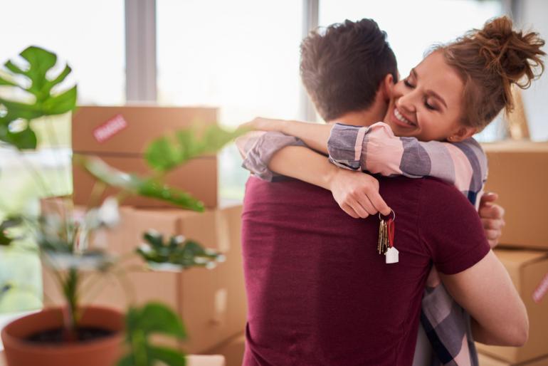  joven pareja muy feliz con la compra de vivienda usada