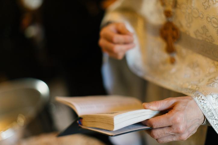  Sacerdote en liturgia, lo que hacen las iglesias en Semana Santa.