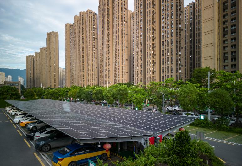 Vista en ángulo alto de un parqueadero con paneles solares como ejemplo de diseño de edificios resilientes.
