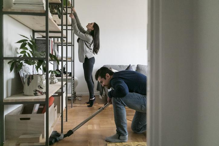  En familia o en pareja cuidar tu casa nueva es más fácil.