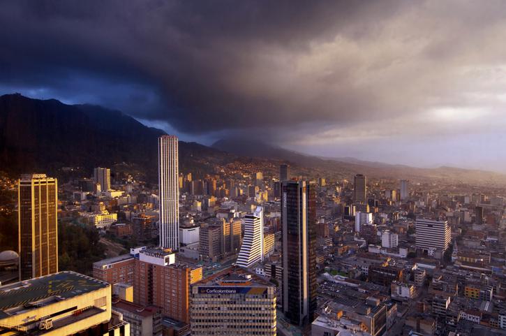 Ciudad de Bogotá, en panorámica para apreciar su arquitectura en las recomendaciones de libros de arquitectura.