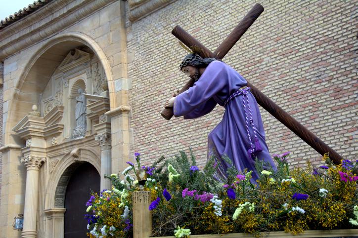 Cristo en procesión religiosa afuera de Iglesia en Semana Santa.