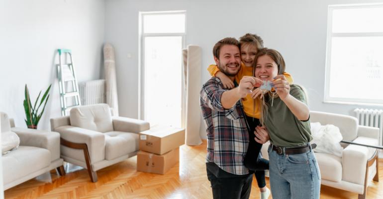 Familia posando feliz con las llaves de su apartamento gracias al subsidio de vivienda Mi Casa Ya.