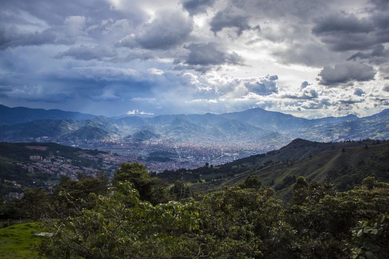 Vista desde las montañas de la ciudad si vas a comprar casa en Medellín