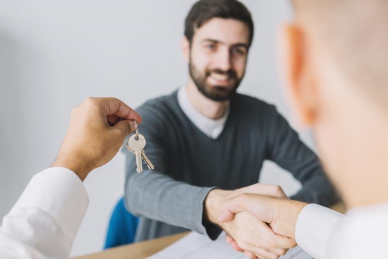  Hombre cerrando venta luego de aprender cómo vender una casa