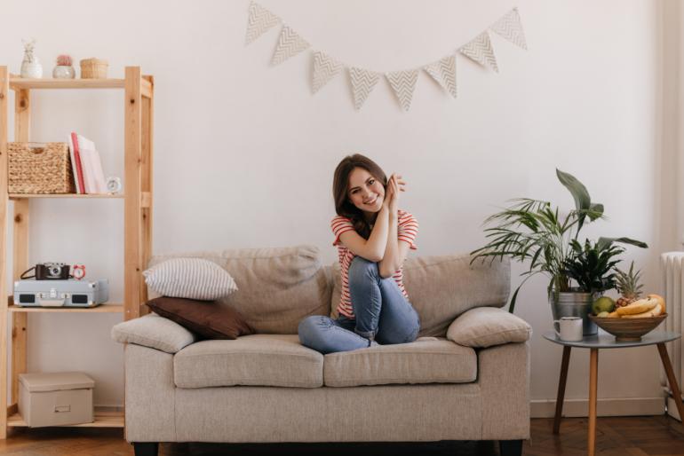 Mujer en casa con decoración acogedora.