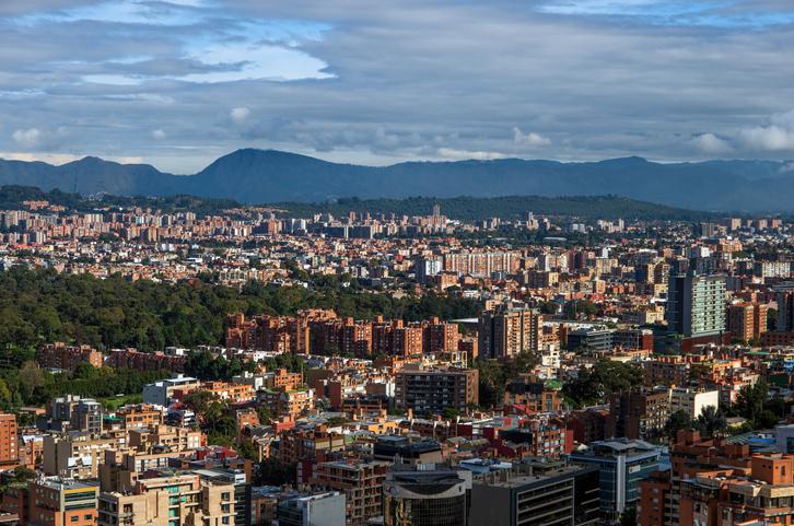 Vista panorámica de la localidad de Usaquén a modo de referencia de por qué vivir en Bogotá, zona norte, es la mejor opción.