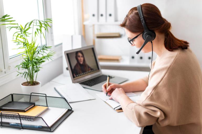 Mujer guiada por el impacto del teletrabajo en el mercado inmobiliario