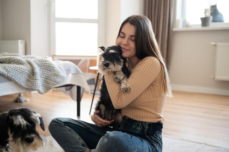 Mujer con mascotas en un apartamento