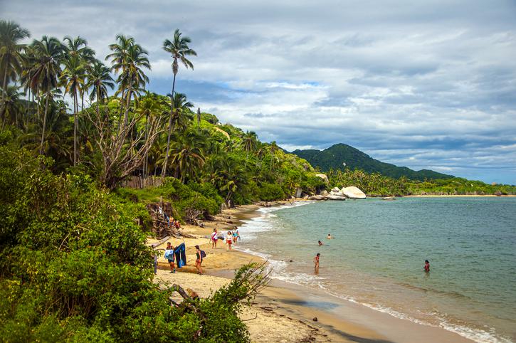  Fotografía de una de las playas del Parque Tayrona como referencia a la demanda turística para un local comercial en Santa Marta.