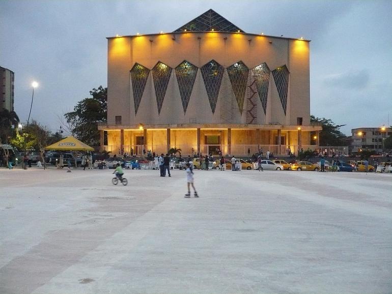 Niños jugando en Plaza de la Paz en el centro de Barranquilla