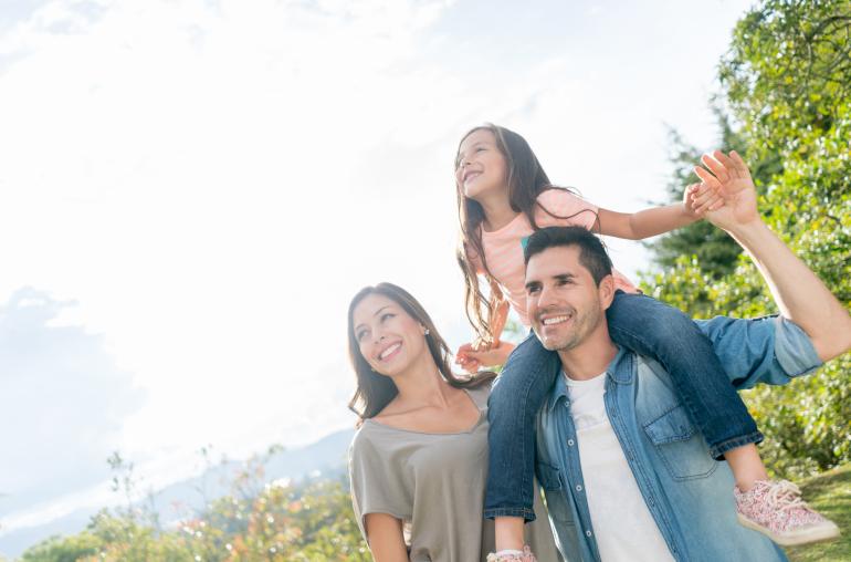 Pareja mirando al horizonte proyectando el año nuevo