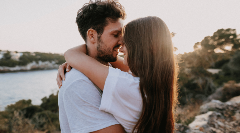 novios en San Valentín eligiendo casa para vivir en pareja