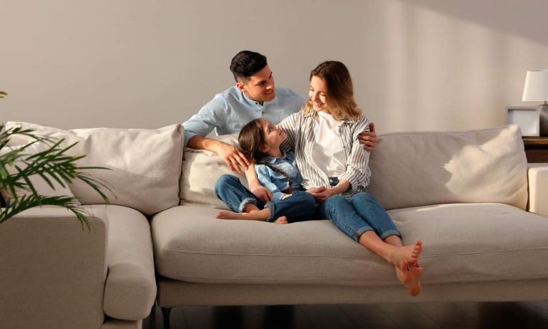 Familia viviendo en su nueva casa en el proyecto Venturi 53 de Conisa