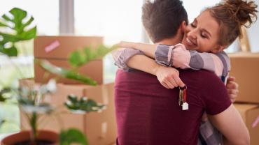  joven pareja muy feliz con la compra de vivienda usada