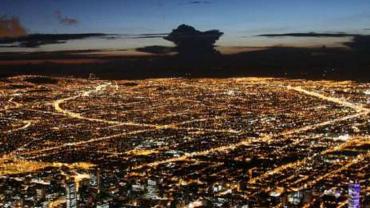 vista nocturna desde La Calera uno de los municipios cercanos a Bogotá ideales para vivir