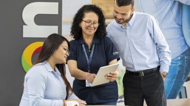 Un hombre y una mujer consultando cómo invertir en Bogotá para comprar vivienda.