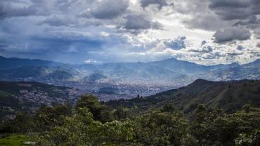 Vista desde las montañas de la ciudad si vas a comprar casa en Medellín