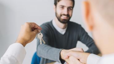  Hombre cerrando venta luego de aprender cómo vender una casa
