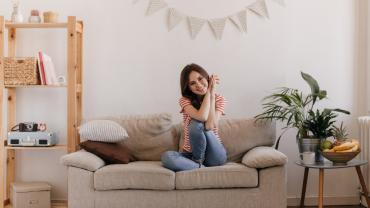 Mujer en casa con decoración acogedora.