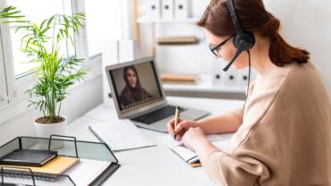 Mujer guiada por el impacto del teletrabajo en el mercado inmobiliario