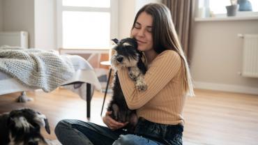 Mujer con mascotas en un apartamento