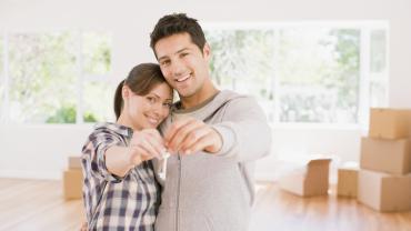  Imagen de referencia para la compra de vivienda en el norte de Bogotá, la pareja posa con las llaves de su casa en la sala.