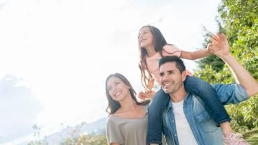 Pareja mirando al horizonte proyectando el año nuevo