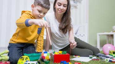 madre e hijo haciendo actividades para niños en casa