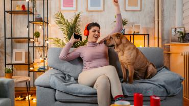 Mujer feliz en su apartamento en arriendo amoblado