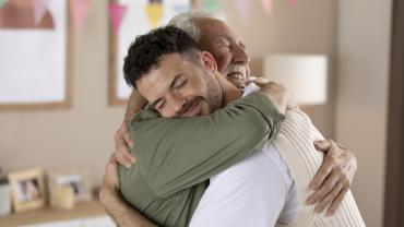 padre e hijo abrazándose gracias a regalos originales para papá por Día del Padre