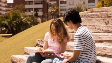Jóvenes hablando de cómo encontrar vivienda en arriendo siendo estudiantes foráneos
