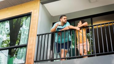 famila en el balcón hablando sobre cómo mejorar la convivencia en propiedad horizontal con sus vecinos