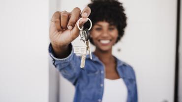 asesora de Coninsa ayudando a encontrar vivienda en diciembre y enero.