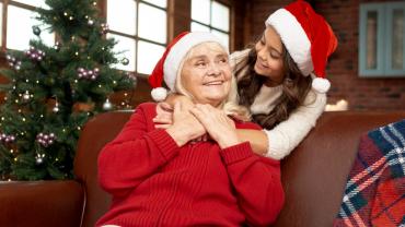 Abuela abraza a su nieta durante las actividades para las novenas de Navidad.